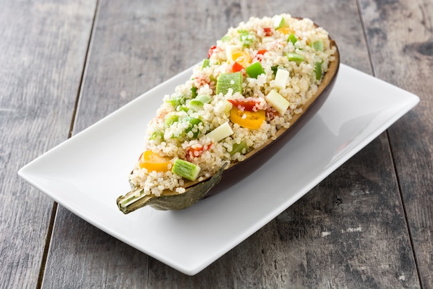 Gevulde Aubergine Met Quinoa En Groenten Op Houten Tafel