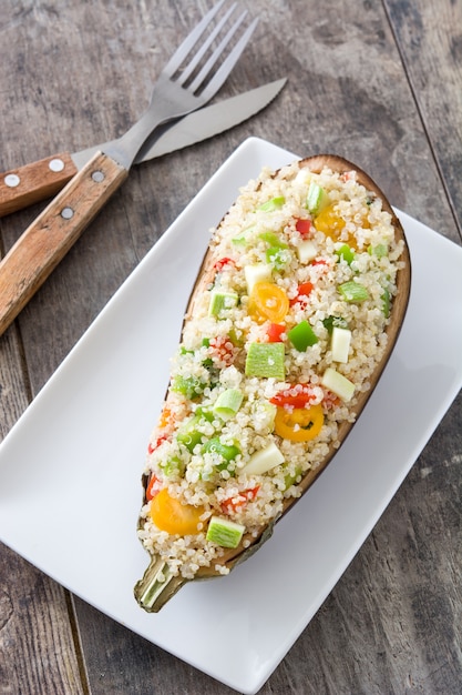 Gevulde aubergine met quinoa en groenten op houten