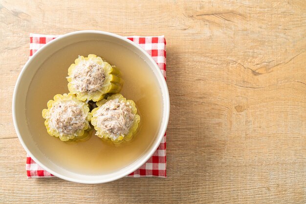 Gevulde bittere kalebas met gekruid varkensgehakt en vermicelli soepkom