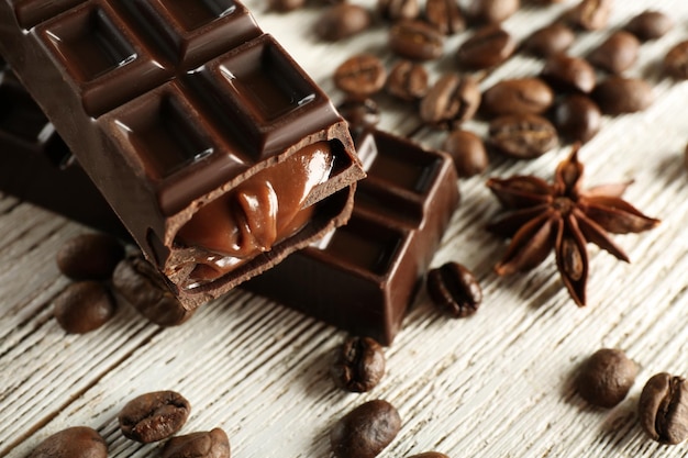 Gevulde chocolade met koffiebonen op houten tafel close-up