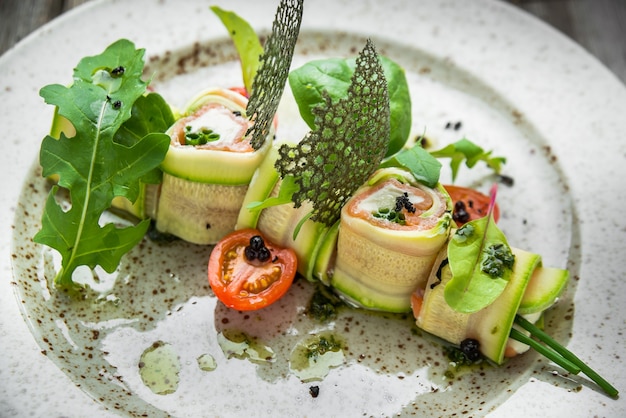 Gevulde courgette gerold met roomkaas op complexe achtergrond, op een houten achtergrond