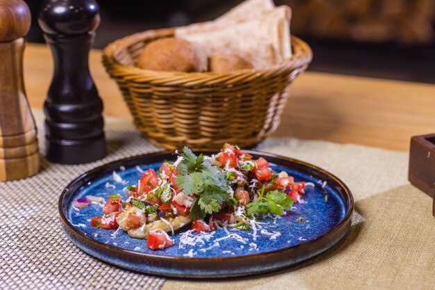 Gevulde courgette met kip, tomaten en ui met kaaskorst. Bovenaanzicht.