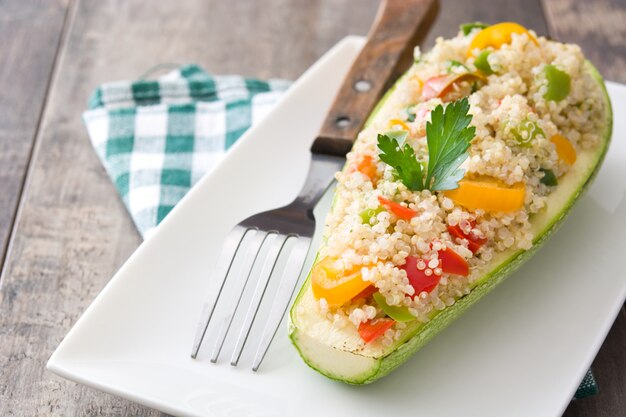 Gevulde Courgette Met Quinoa En Groenten Op Houten Tafel