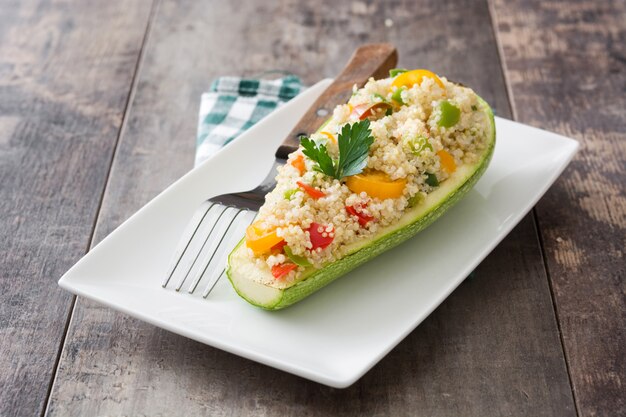 Gevulde Courgette Met Quinoa En Groenten Op Houten Tafel