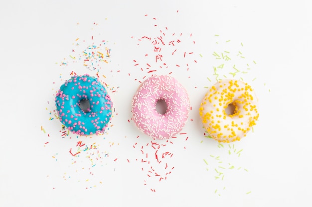 Foto gevulde donuts met hagelslag plat leggen