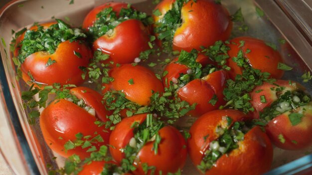 Foto gevulde ingelegde tomaten liggen in een glazen container