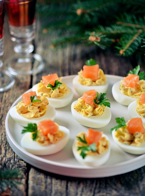 Gevulde kippeneieren met zachte kaas, kappertjes en gezouten zalm