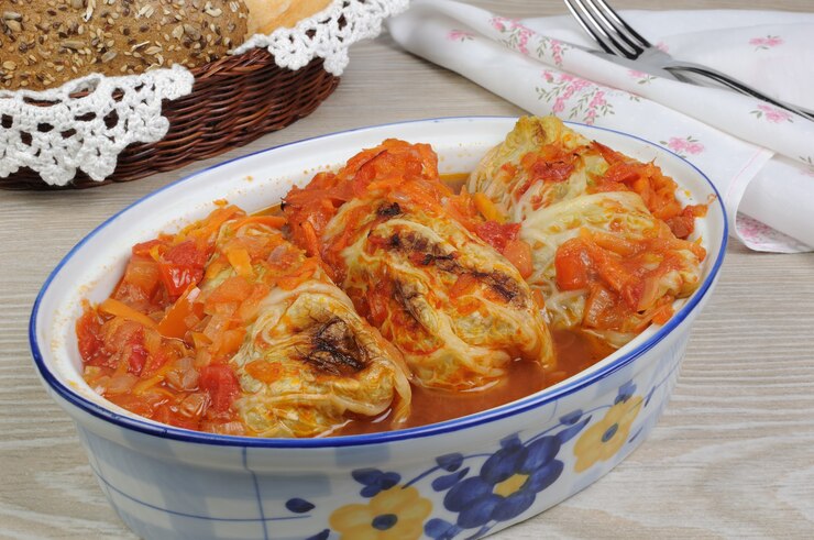 Gevulde kool savooiekool met tomatensaus