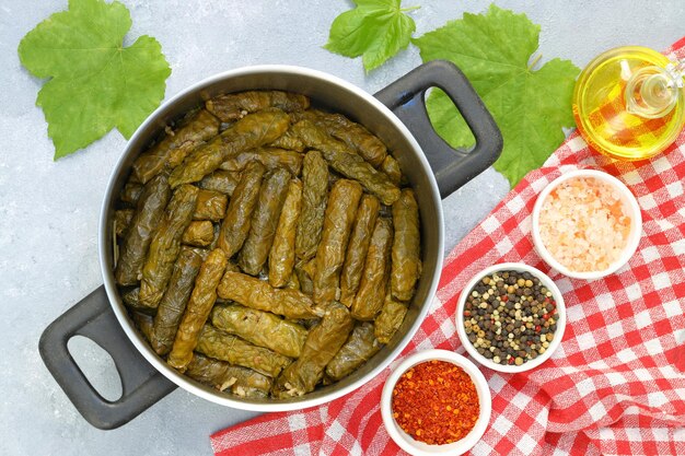 Foto gevulde koolgroenten met gekookte bladeren traditioneel turks voedsel uit de zwarte zee sarma dolma