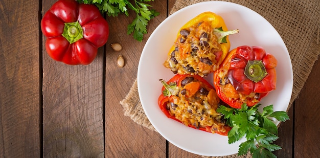 Gevulde paprika met rijst, bonen en pompoen in mexicaanse stijl