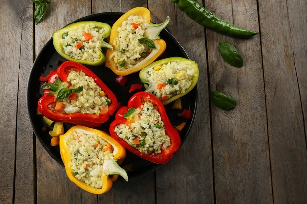 Gevulde paprika's met groenten op tafel close-up