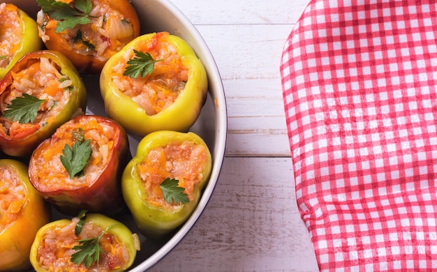 Gevulde paprika's met vleesrijst en groenten