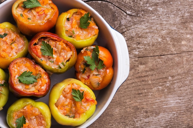 Gevulde paprika's met vleesrijst en groenten