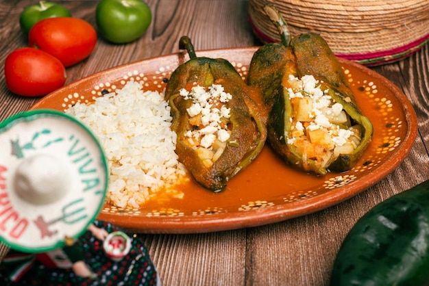 Gevulde paprika's typisch Mexicaans eten Voedsel om Cinco de Mayo te vieren