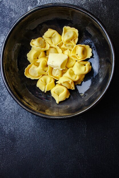 Gevulde ravioli met tortellini pasta