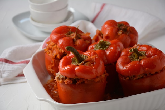 Gevulde rode paprika met rundvlees en rijst.