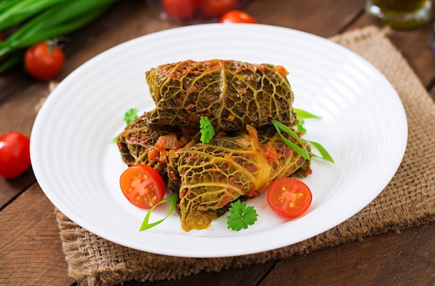 Gevulde Savoy Koolrolletjes In Tomatensaus