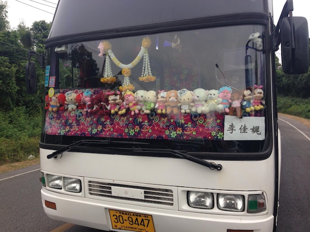 Foto gevulde speelgoed op het dashboard van de bus op de weg