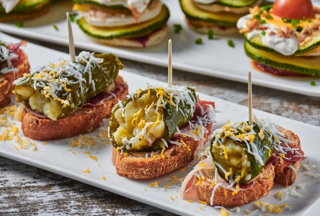 Gevulde spies van groene paprika en Iberische ham met eierschaafsel