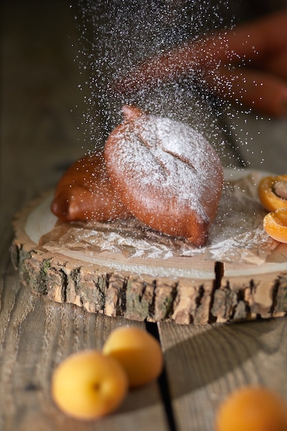 Foto gevulde taarten op houten plaat