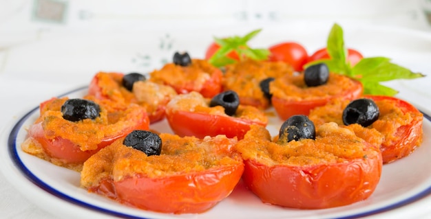 Gevulde tomaten en een keramisch bord