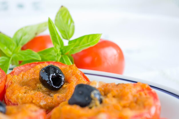 Gevulde tomaten en een keramisch bord