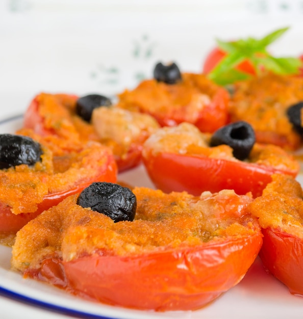 Gevulde tomaten en een keramisch bord