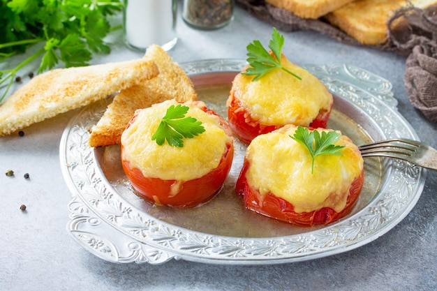 Gevulde tomaten gebakken tomaten met kaas en kip geserveerd met croutons van wit brood