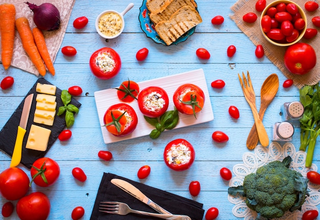 Gevulde tomaten met kaas en verschillende groenten