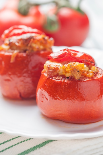 Gevulde tomaten op een bord