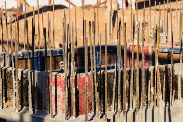 Gewapende betonnen fundering van een modern monolithisch woongebouw. Voorbereide bekisting met wapeningsnet voor het storten van beton. Monolithische bouwtechnologieën.