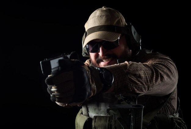 Foto gewapende soldaat klaar voor de strijd militair concept