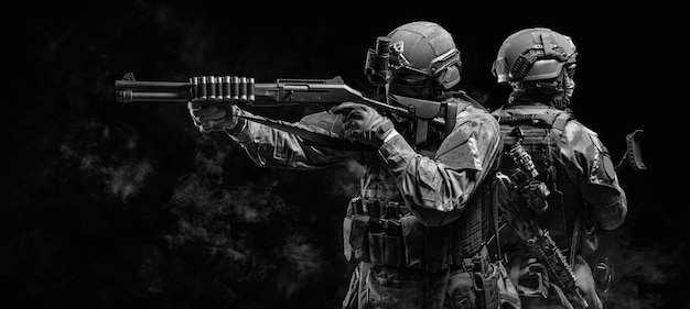 Gewapende speciale troepengroep op een donkere achtergrond Wet en ordebeschermingsconcept SWAT-groep Antiterrorisme
