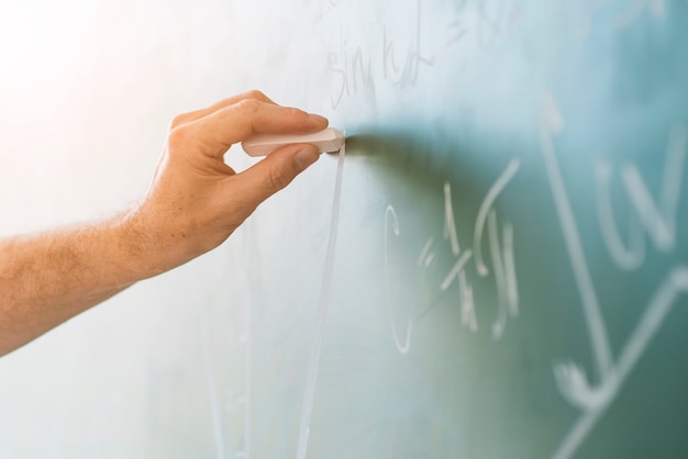 Gewas hand chalking op blackboard