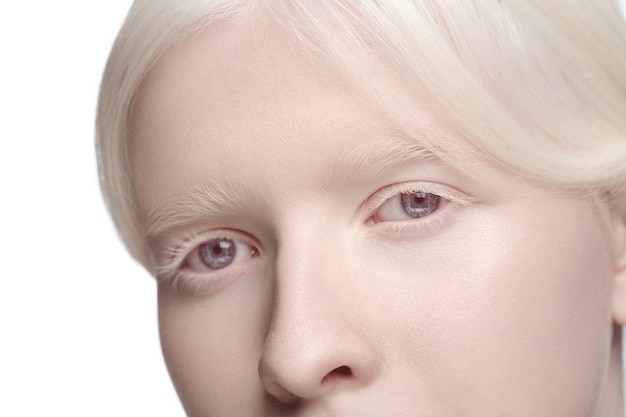 Gewas portret van mooie albino vrouw geïsoleerd op een witte studio achtergrond.