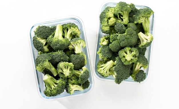 Foto gewassen en gesneden broccoli kroon in glazen container. biologische broccoli, gesneden en klaar om te worden gebruikt bij het koken.