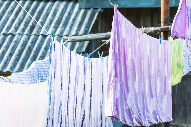 Gewassen kleurrijke katoenen was hangend aan het touw Textiel drogen in de achtertuin