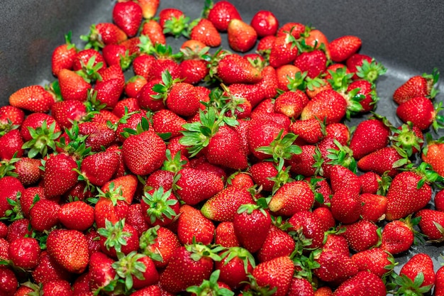 Gewassen verse aardbeien in gootsteen thuis keuken