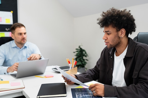 Geweld op het werk tussen collega's