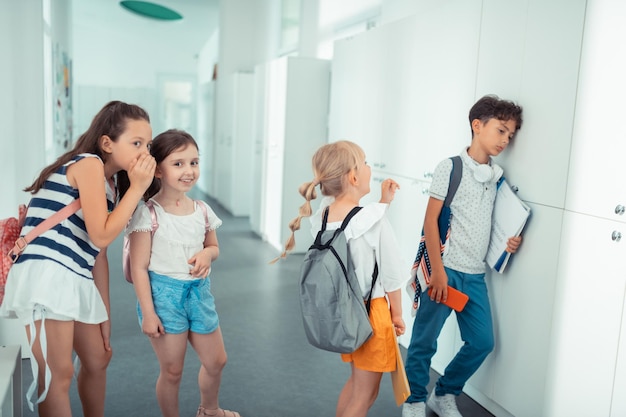 Gewelddadige meisjes pesten arme donkerharige schooljongen