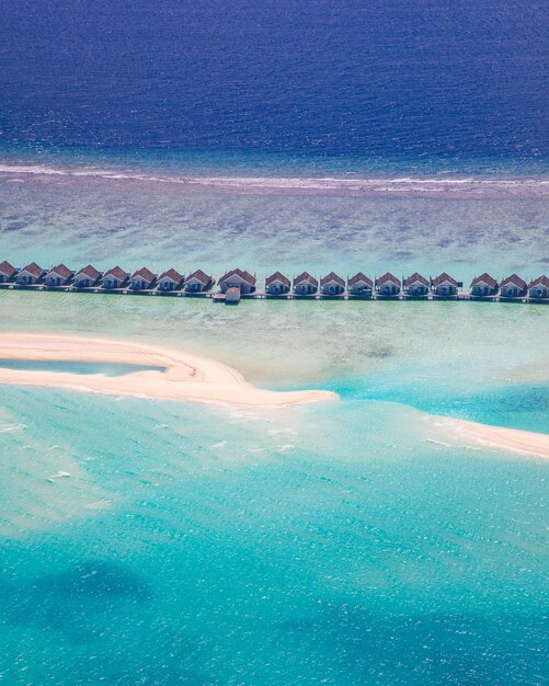 Geweldig atoleiland op de Malediven vanuit de lucht. Rustige tropische landschap zeegezicht watervilla's