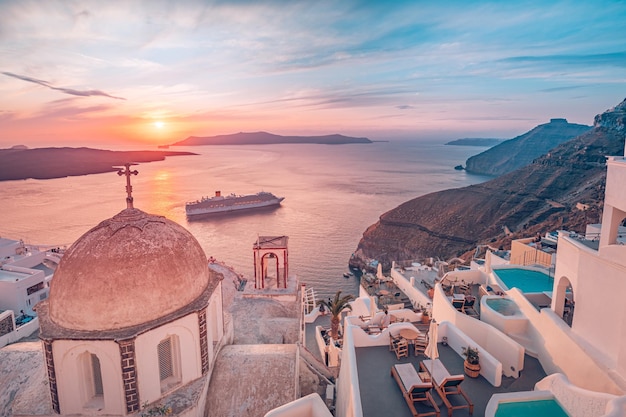 Geweldig avondzicht op het eiland Santorini Pittoreske lentezonsondergang op de beroemde Griekse badplaats Fira