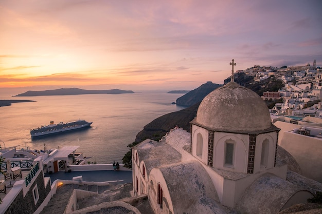 Geweldig avondzicht op het eiland Santorini Pittoreske lentezonsondergang op de beroemde Griekse badplaats Fira