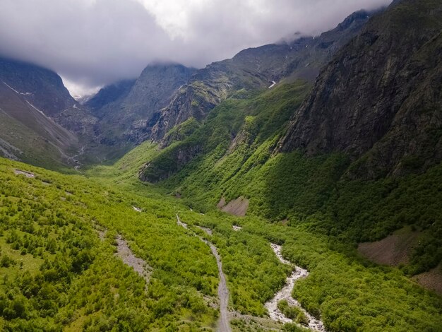 Foto geweldig berglandschap. midagrabindon rivier. kaukasus, ossetië. miagrabin kloof. rusland