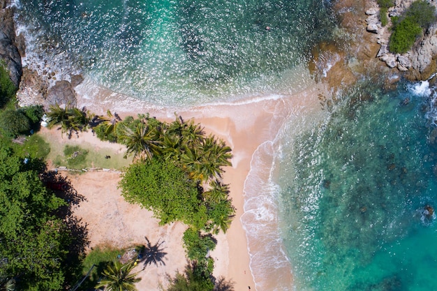 Geweldig bovenaanzicht strand Luchtfoto van tropisch strand zee op het prachtige eiland Phuket Gelegen aan Yanui strand Phuket Thailand