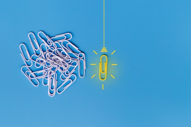 Geweldig ideeënconcept met paperclip