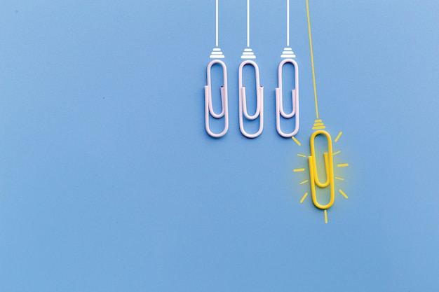 Geweldig ideeënconcept met paperclip