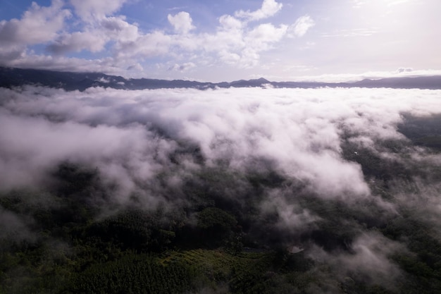 Geweldig landschap licht natuur landschap uitzicht Prachtige lichte zonsopgang of zonsondergang over tropische zee en mistige mist op de bergtop in thailand Luchtfoto Drone camera shot Hoge hoekmening