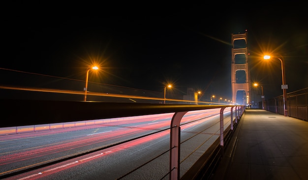 Geweldig langwerpig verkeerslicht langs Golden Gate Bridge