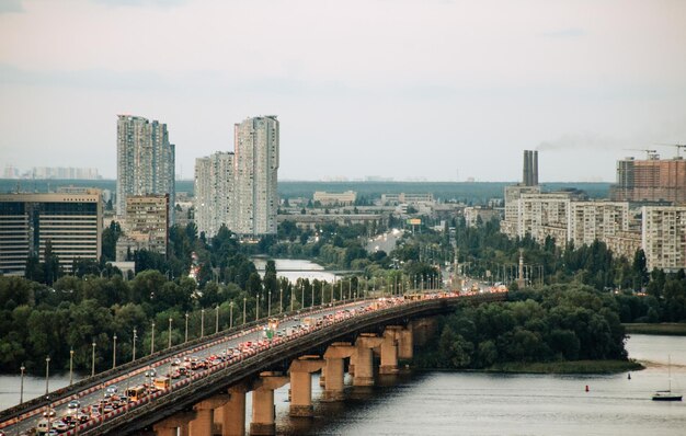 Geweldig luchtfoto drone uitzicht op de stadsrivier en bruggen in Kiev bij zonsondergang